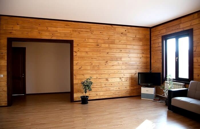 Использование бруса в стенах и потолке: эстетика и практичность